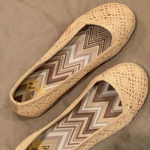 NWT Fergalicious Mosely Natural Crochet Flats